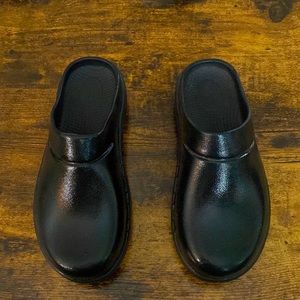 Oofos black men’s size 7, women’s size 9, eu 40